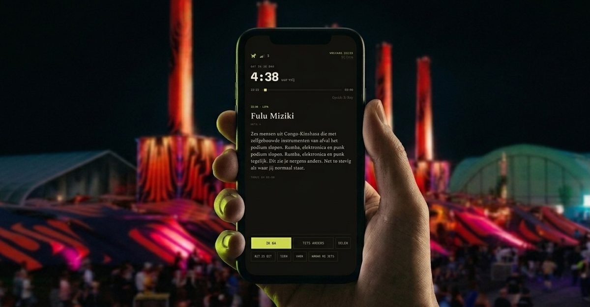 Dwaalhond op een telefoon, met een festivalterrein bij nacht erachter